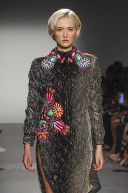 New York, Ny - Eylül 08: Custo Barcelona pist göster New York moda haftası sırasında bir modeli yürüyüşler: gösterir de New York City Pier 59 üzerinde 8 Eylül 2018.