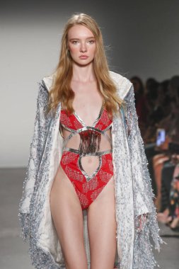 New York, Ny - Eylül 08: Custo Barcelona pist göster New York moda haftası sırasında bir modeli yürüyüşler: gösterir de New York City Pier 59 üzerinde 8 Eylül 2018.