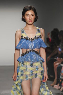 New York, Ny - Eylül 08: Custo Barcelona pist göster New York moda haftası sırasında bir modeli yürüyüşler: gösterir de New York City Pier 59 üzerinde 8 Eylül 2018.