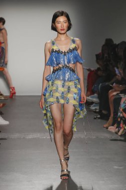 New York, Ny - Eylül 08: Custo Barcelona pist göster New York moda haftası sırasında bir modeli yürüyüşler: gösterir de New York City Pier 59 üzerinde 8 Eylül 2018.