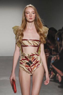 New York, Ny - Eylül 08: Custo Barcelona pist göster New York moda haftası sırasında bir modeli yürüyüşler: gösterir de New York City Pier 59 üzerinde 8 Eylül 2018.