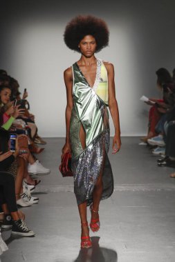 New York, Ny - Eylül 08: Custo Barcelona pist göster New York moda haftası sırasında bir modeli yürüyüşler: gösterir de New York City Pier 59 üzerinde 8 Eylül 2018.