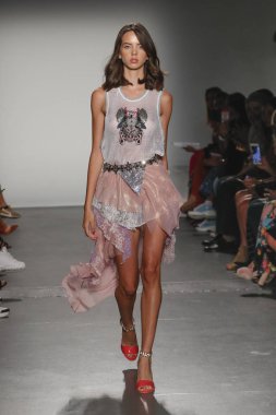 New York, Ny - Eylül 08: Custo Barcelona pist göster New York moda haftası sırasında bir modeli yürüyüşler: gösterir de New York City Pier 59 üzerinde 8 Eylül 2018.