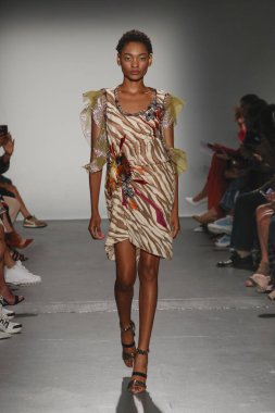 New York, Ny - Eylül 08: Custo Barcelona pist göster New York moda haftası sırasında bir modeli yürüyüşler: gösterir de New York City Pier 59 üzerinde 8 Eylül 2018.