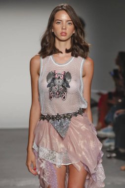 New York, Ny - Eylül 08: Custo Barcelona pist göster New York moda haftası sırasında bir modeli yürüyüşler: gösterir de New York City Pier 59 üzerinde 8 Eylül 2018.