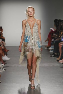 New York, Ny - Eylül 08: Custo Barcelona pist göster New York moda haftası sırasında bir modeli yürüyüşler: gösterir de New York City Pier 59 üzerinde 8 Eylül 2018.