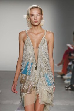 New York, Ny - Eylül 08: Custo Barcelona pist göster New York moda haftası sırasında bir modeli yürüyüşler: gösterir de New York City Pier 59 üzerinde 8 Eylül 2018.