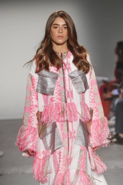 New York, Ny - Eylül 08: Custo Barcelona pist göster New York moda haftası sırasında bir modeli yürüyüşler: gösterir de New York City Pier 59 üzerinde 8 Eylül 2018.