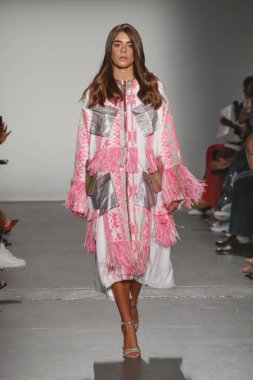 New York, Ny - Eylül 08: Custo Barcelona pist göster New York moda haftası sırasında bir modeli yürüyüşler: gösterir de New York City Pier 59 üzerinde 8 Eylül 2018.