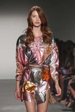 New York, Ny - Eylül 08: Custo Barcelona pist göster New York moda haftası sırasında bir modeli yürüyüşler: gösterir de New York City Pier 59 üzerinde 8 Eylül 2018.