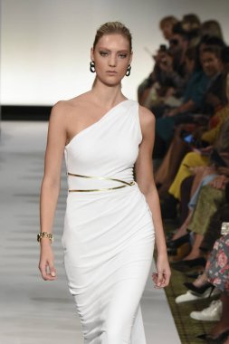 New York, Ny - 10 Eylül: Dennis Basso pist New York'ta New York moda haftasında 10 Eylül 2018 Pier 59 sırasında göstermek bir model yürür..