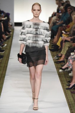 New York, Ny - 10 Eylül: Dennis Basso pist New York'ta New York moda haftasında 10 Eylül 2018 Pier 59 sırasında göstermek bir model yürür..