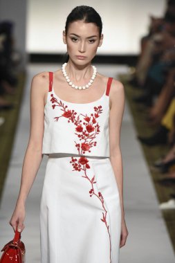 New York, Ny - 10 Eylül: Dennis Basso pist New York'ta New York moda haftasında 10 Eylül 2018 Pier 59 sırasında göstermek bir model yürür..