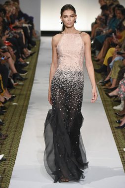 New York, Ny - 10 Eylül: Dennis Basso pist New York'ta New York moda haftasında 10 Eylül 2018 Pier 59 sırasında göstermek bir model yürür..