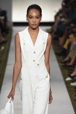 New York, Ny - 10 Eylül: Dennis Basso pist New York'ta New York moda haftasında 10 Eylül 2018 Pier 59 sırasında göstermek bir model yürür..