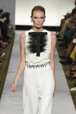 New York, Ny - 10 Eylül: Dennis Basso pist New York'ta New York moda haftasında 10 Eylül 2018 Pier 59 sırasında göstermek bir model yürür..