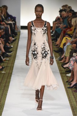 New York, Ny - 10 Eylül: Dennis Basso pist New York'ta New York moda haftasında 10 Eylül 2018 Pier 59 sırasında göstermek bir model yürür..