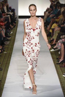 New York, Ny - 10 Eylül: Dennis Basso pist New York'ta New York moda haftasında 10 Eylül 2018 Pier 59 sırasında göstermek bir model yürür..