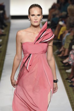 New York, Ny - 10 Eylül: Dennis Basso pist New York'ta New York moda haftasında 10 Eylül 2018 Pier 59 sırasında göstermek bir model yürür..