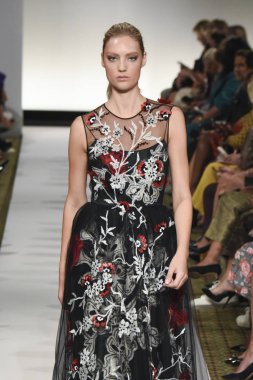 New York, Ny - 10 Eylül: Dennis Basso pist New York'ta New York moda haftasında 10 Eylül 2018 Pier 59 sırasında göstermek bir model yürür..