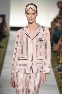 New York, Ny - 10 Eylül: Dennis Basso pist New York'ta New York moda haftasında 10 Eylül 2018 Pier 59 sırasında göstermek bir model yürür..