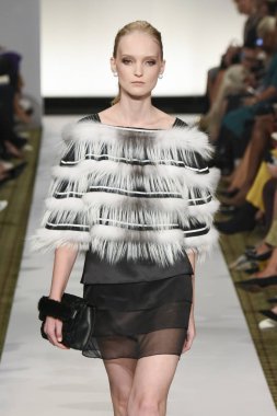 New York, Ny - 10 Eylül: Dennis Basso pist New York'ta New York moda haftasında 10 Eylül 2018 Pier 59 sırasında göstermek bir model yürür..