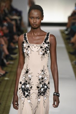 New York, Ny - 10 Eylül: Dennis Basso pist New York'ta New York moda haftasında 10 Eylül 2018 Pier 59 sırasında göstermek bir model yürür..