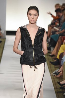 New York, Ny - 10 Eylül: Dennis Basso pist New York'ta New York moda haftasında 10 Eylül 2018 Pier 59 sırasında göstermek bir model yürür..