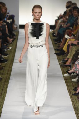 New York, Ny - 10 Eylül: Dennis Basso pist New York'ta New York moda haftasında 10 Eylül 2018 Pier 59 sırasında göstermek bir model yürür..