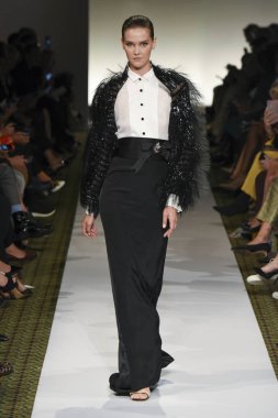 New York, Ny - 10 Eylül: Dennis Basso pist New York'ta New York moda haftasında 10 Eylül 2018 Pier 59 sırasında göstermek bir model yürür..