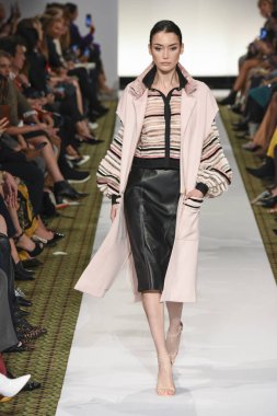 New York, Ny - 10 Eylül: Dennis Basso pist New York'ta New York moda haftasında 10 Eylül 2018 Pier 59 sırasında göstermek bir model yürür..