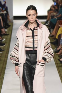 New York, Ny - 10 Eylül: Dennis Basso pist New York'ta New York moda haftasında 10 Eylül 2018 Pier 59 sırasında göstermek bir model yürür..