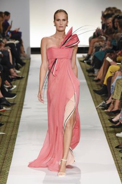 New York, Ny - 10 Eylül: Dennis Basso pist New York'ta New York moda haftasında 10 Eylül 2018 Pier 59 sırasında göstermek bir model yürür..