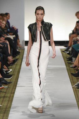 New York, Ny - 10 Eylül: Dennis Basso pist New York'ta New York moda haftasında 10 Eylül 2018 Pier 59 sırasında göstermek bir model yürür..