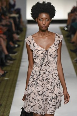 New York, Ny - 10 Eylül: Dennis Basso pist New York'ta New York moda haftasında 10 Eylül 2018 Pier 59 sırasında göstermek bir model yürür..