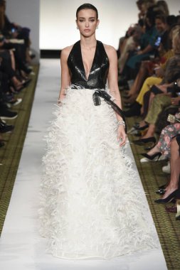 New York, Ny - 10 Eylül: Dennis Basso pist New York'ta New York moda haftasında 10 Eylül 2018 Pier 59 sırasında göstermek bir model yürür..