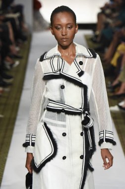 New York, Ny - 10 Eylül: Dennis Basso pist New York'ta New York moda haftasında 10 Eylül 2018 Pier 59 sırasında göstermek bir model yürür..