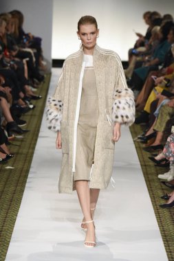 New York, Ny - 10 Eylül: Dennis Basso pist New York'ta New York moda haftasında 10 Eylül 2018 Pier 59 sırasında göstermek bir model yürür..