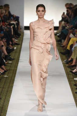 New York, Ny - 10 Eylül: Dennis Basso pist New York'ta New York moda haftasında 10 Eylül 2018 Pier 59 sırasında göstermek bir model yürür..