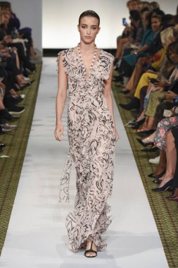 New York, Ny - 10 Eylül: Dennis Basso pist New York'ta New York moda haftasında 10 Eylül 2018 Pier 59 sırasında göstermek bir model yürür..