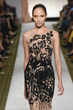 New York, Ny - 10 Eylül: Dennis Basso pist New York'ta New York moda haftasında 10 Eylül 2018 Pier 59 sırasında göstermek bir model yürür..