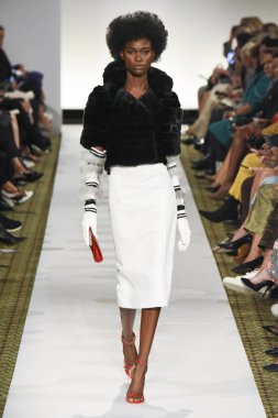 New York, Ny - 10 Eylül: Dennis Basso pist New York'ta New York moda haftasında 10 Eylül 2018 Pier 59 sırasında göstermek bir model yürür..