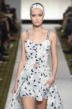 New York, Ny - 10 Eylül: Dennis Basso pist New York'ta New York moda haftasında 10 Eylül 2018 Pier 59 sırasında göstermek bir model yürür..