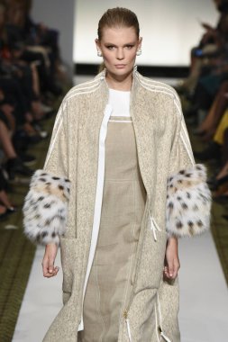 New York, Ny - 10 Eylül: Dennis Basso pist New York'ta New York moda haftasında 10 Eylül 2018 Pier 59 sırasında göstermek bir model yürür..