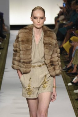 New York, Ny - 10 Eylül: Dennis Basso pist New York'ta New York moda haftasında 10 Eylül 2018 Pier 59 sırasında göstermek bir model yürür..