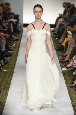 New York, Ny - 10 Eylül: Dennis Basso pist New York'ta New York moda haftasında 10 Eylül 2018 Pier 59 sırasında göstermek bir model yürür..