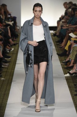 New York, Ny - 10 Eylül: Dennis Basso pist New York'ta New York moda haftasında 10 Eylül 2018 Pier 59 sırasında göstermek bir model yürür..