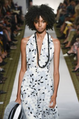 New York, Ny - 10 Eylül: Dennis Basso pist New York'ta New York moda haftasında 10 Eylül 2018 Pier 59 sırasında göstermek bir model yürür..