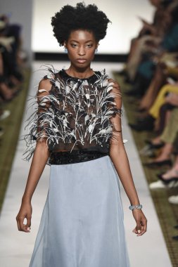 New York, Ny - 10 Eylül: Dennis Basso pist New York'ta New York moda haftasında 10 Eylül 2018 Pier 59 sırasında göstermek bir model yürür..