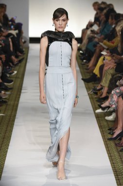 New York, Ny - 10 Eylül: Dennis Basso pist New York'ta New York moda haftasında 10 Eylül 2018 Pier 59 sırasında göstermek bir model yürür..